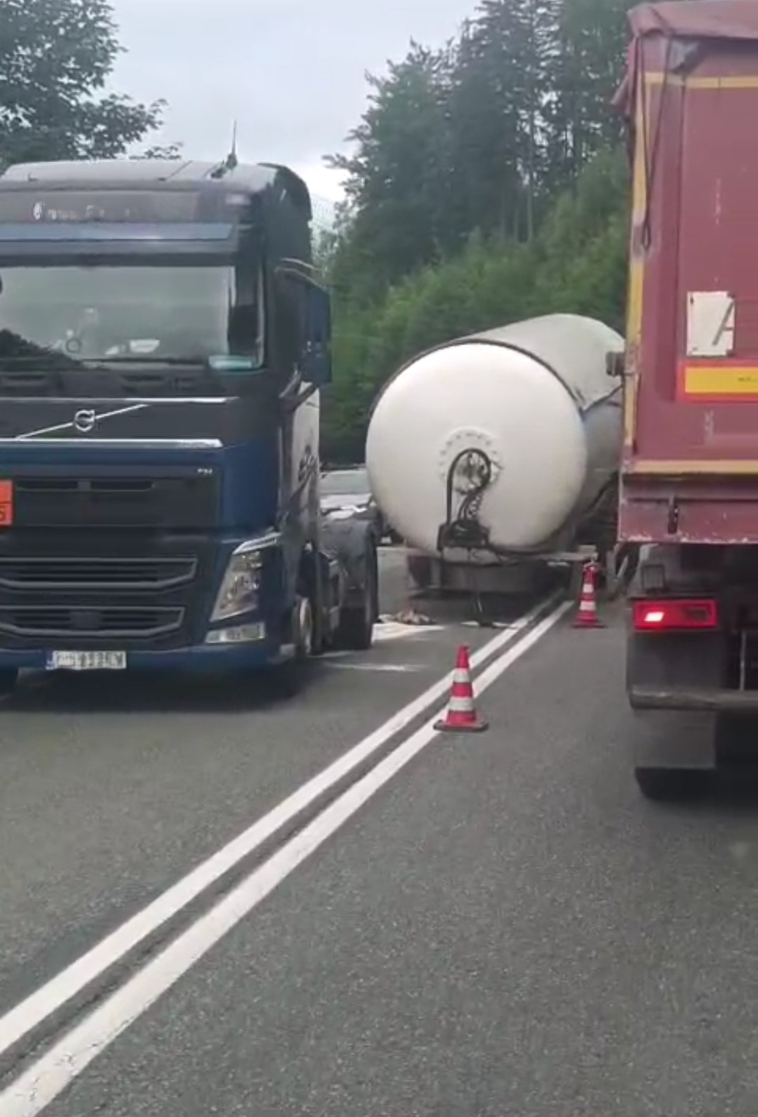Zielone Ludowe: podczas jazdy od ciężarówki odpięła się cysterna z gazem. Są utrudnienia!