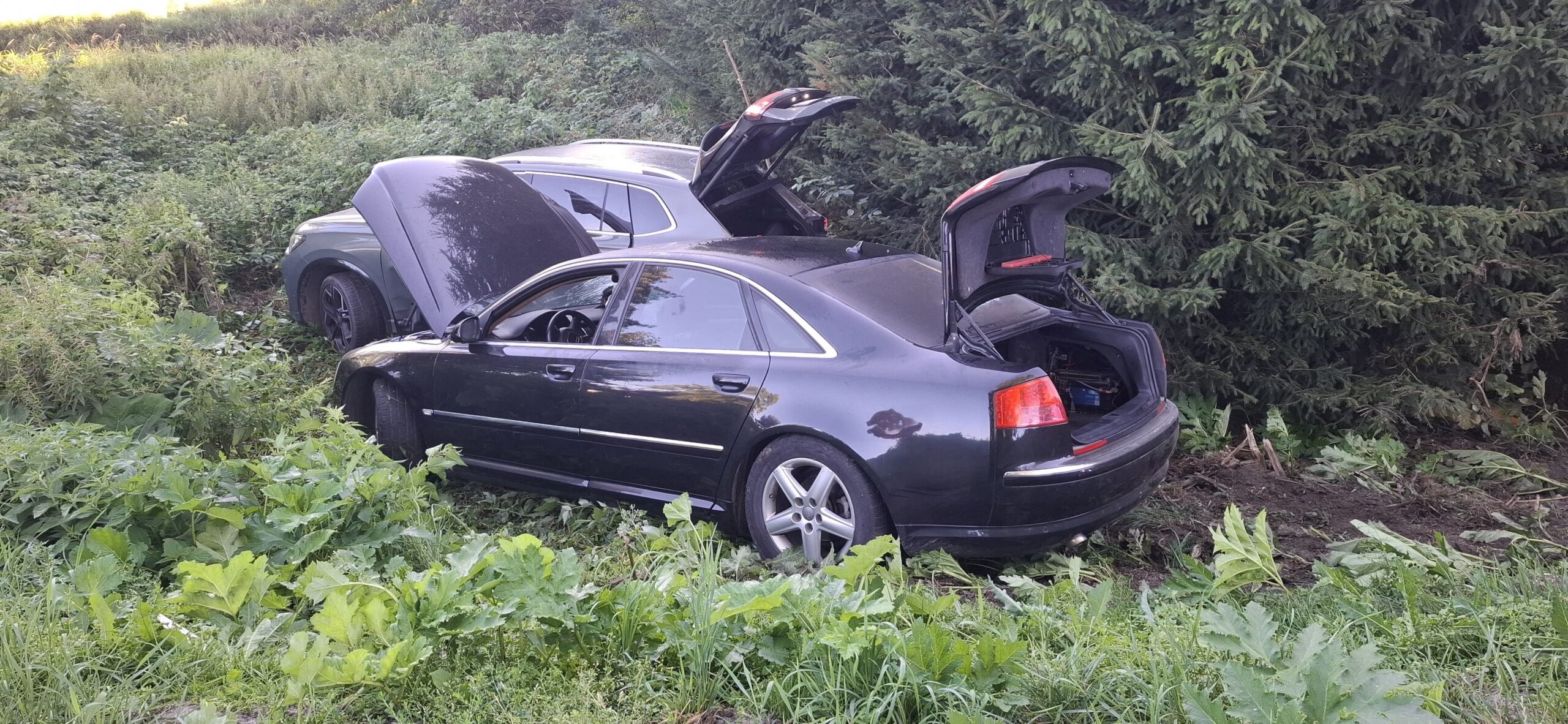 Zderzenie Volkswagena i Audi w Łężycach. Dwie osoby poszkodowane