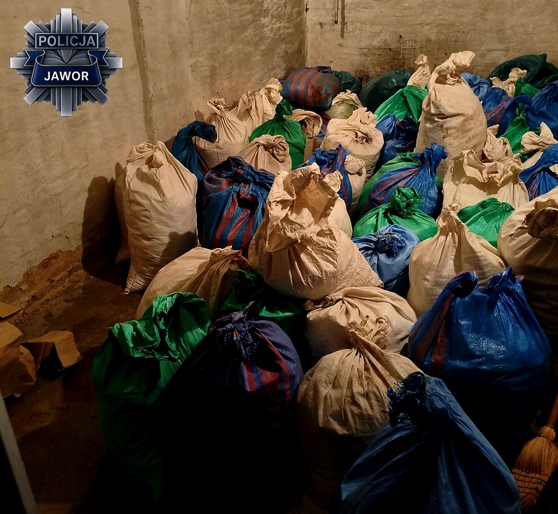 Ponad 850 kg nielegalnego tytoniu i narkotyki. Policjanci zatrzymali 37-latka