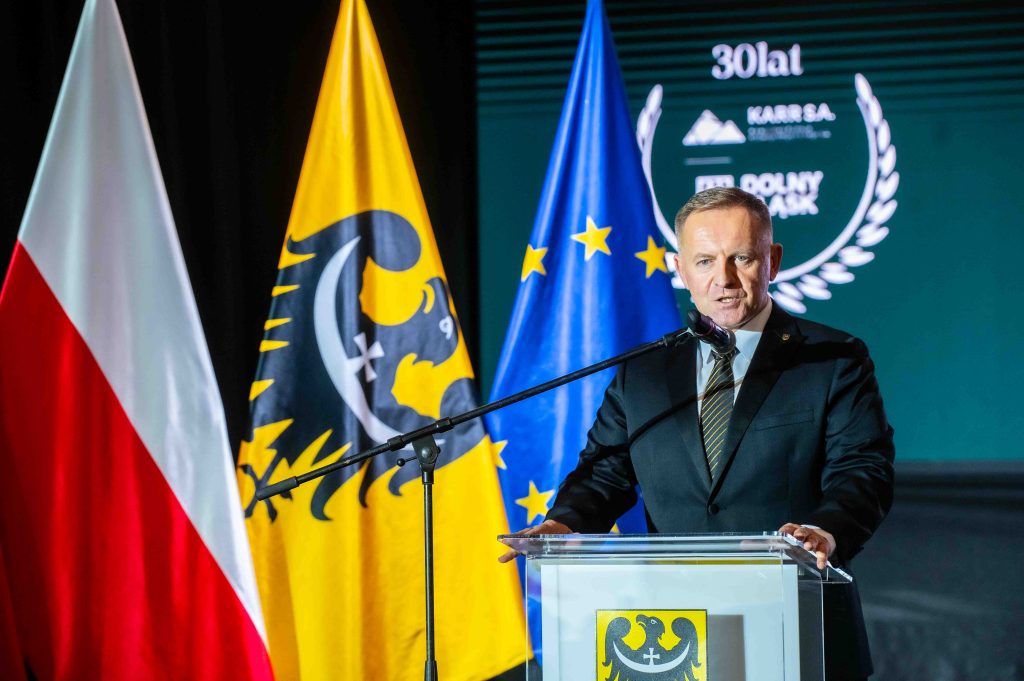 Trzęsienie ziemi w KARR. Miliony dla powodzian i nagły koniec władz agencji
