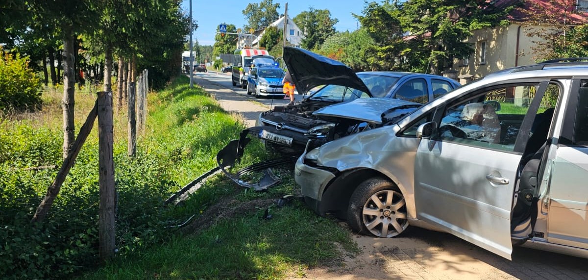 Zderzenie 3 pojazdów DK-8 w Polanicy-Zdroju. Poszkodowane zostały 4 osoby, w tym niemowlę