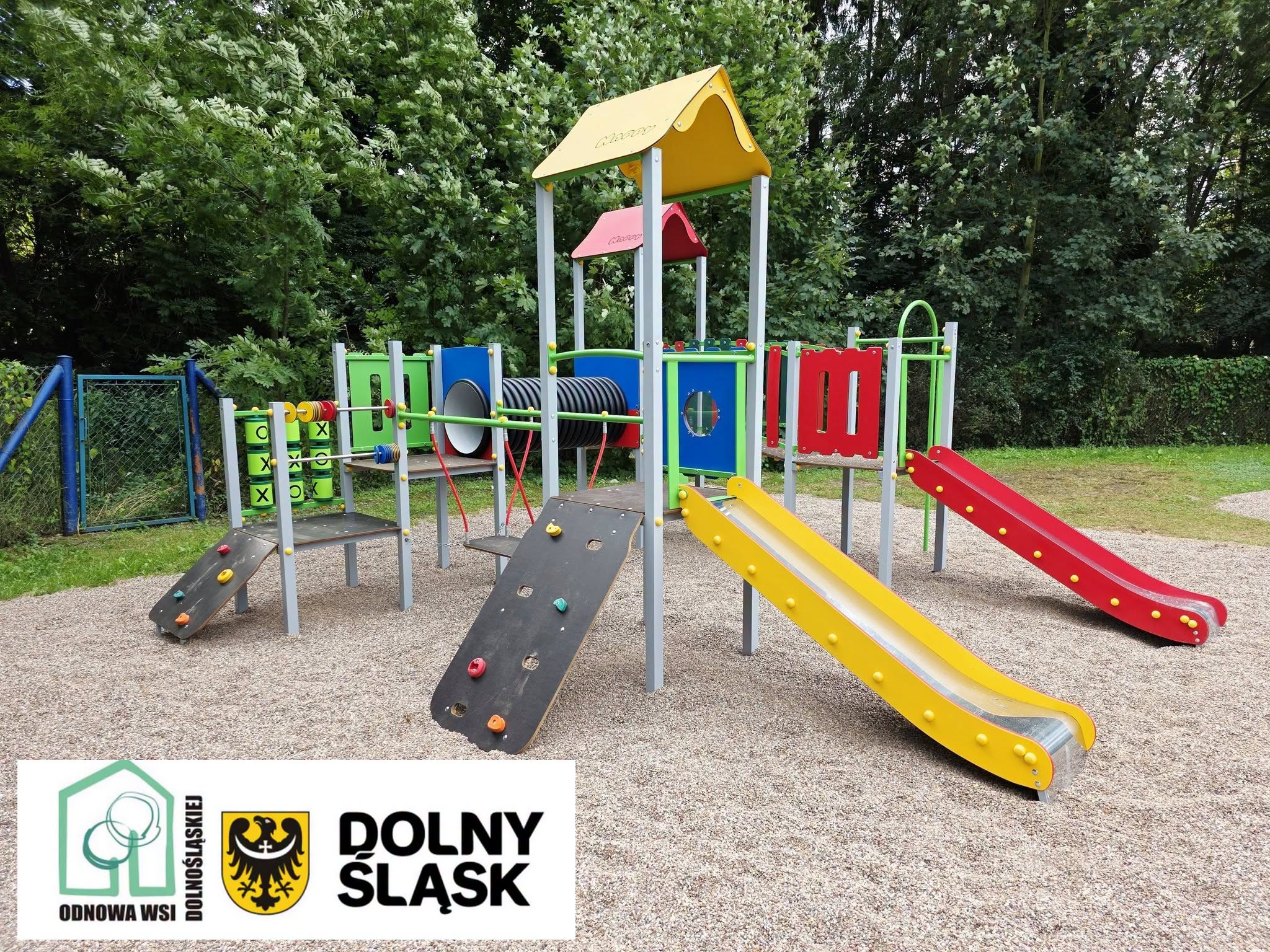 Modernizacja placu zabaw w Czerwieńczycach. Nowe i bezpieczne urządzenia dla dzieci