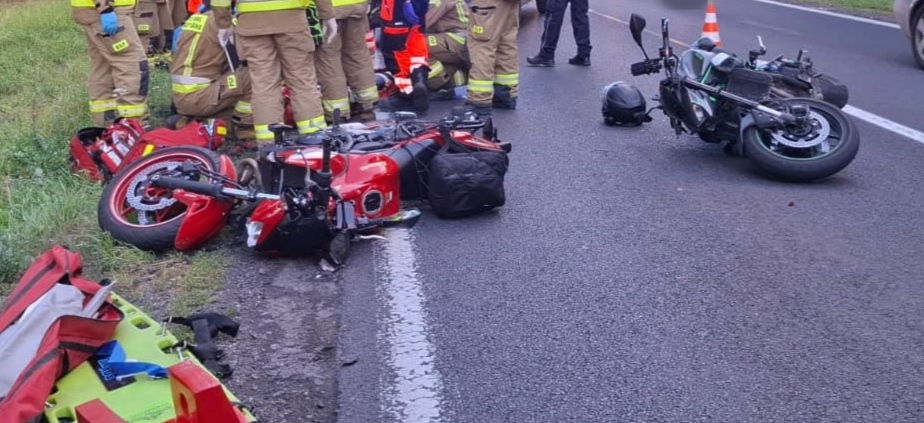 Wypadek z udziałem dwóch motocykli na DK-8 między Szczytną a Polanicą-Zdrojem
