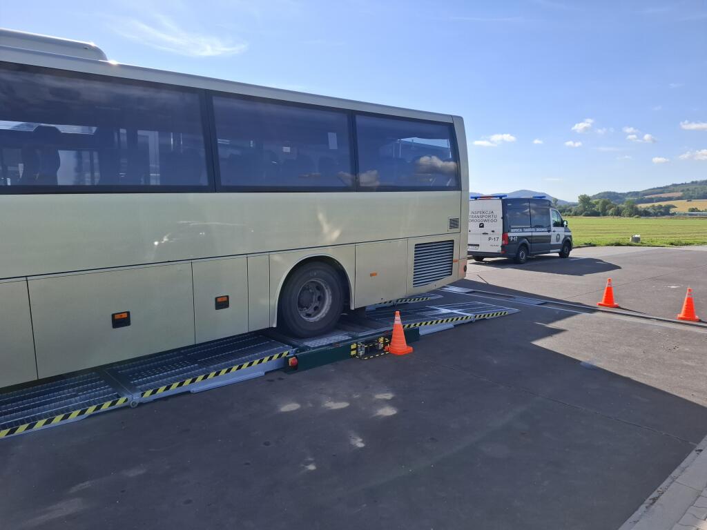 Inspektorzy ITD kontrolują autobusy szkolne. W Kłodzku wykryli poważne usterki